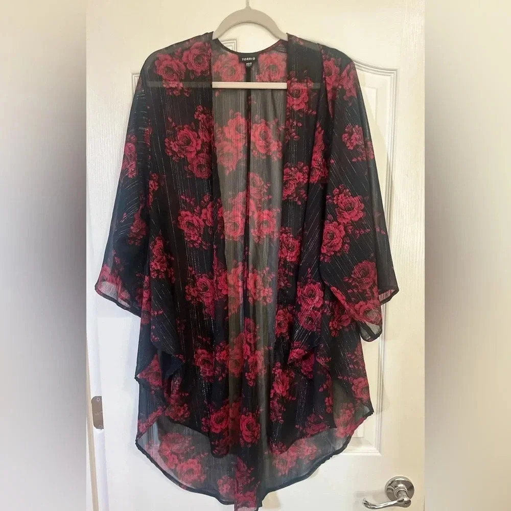 NWOT-TORRID Black Chiffon‎ Shirttail Kimono Red Flowers. Size 00. Size M/L.